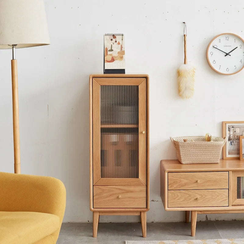 Meuble en bois massif naturel avec porte vitrée, étagères et tiroir — Simple