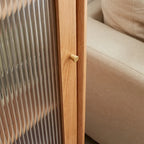 Meuble en bois massif naturel avec porte vitrée, étagères et tiroir — Simple