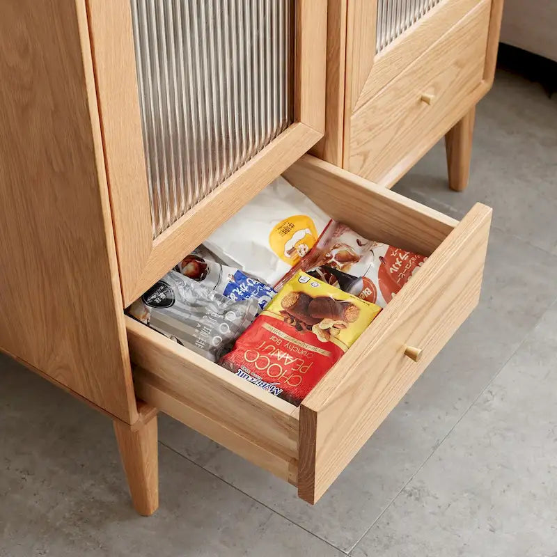 Meuble en bois massif naturel avec porte vitrée, étagères et tiroir — Simple